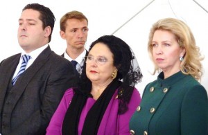 На фото: нерусские "русские" цари Георгий и Мария Гогенцоллерн вместе со Светланой Медведевой
