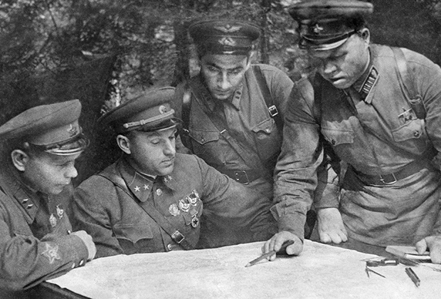 Члены Военного Совета Западного фронта (слева направо) - дивизионный комиссар Д..А.Лестев, генерал-майор К.К.Рокоссовский, батальонный комиссар Гуревич и полковник М.С.Малинин обсуждают план предстоящей операции, август 1941 года